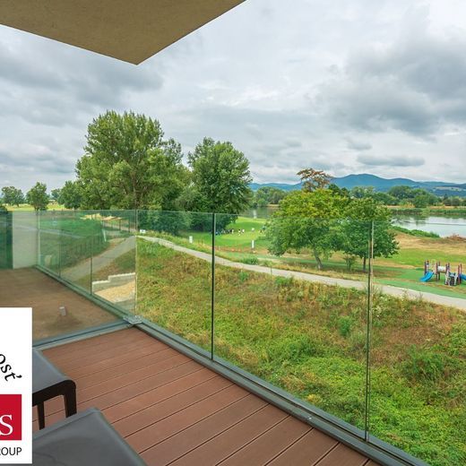 Na prenájom exkluzívny kompletne zariadený 5i byt o celkovej rozlohe 273,83 m2 s terasami, 3 parkovacie miesta, v komplexe Green Bay v Trenčíne! - Photo 1