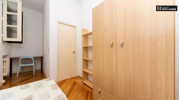 Equipped room with standalone wardrobe in 9-bedroom apartment, Malasaña - Foto 1