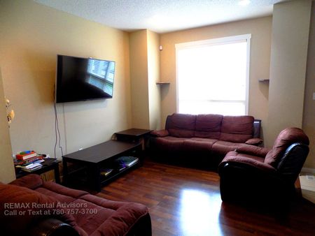 GREAT 3 BED 2.5 BATH, 2 STOREY TOWNHOUSE, W/ ATTACHED DBL GARAGE IN THE LAKE DISTRICT COMMUNITY OF SCHONSEE - Photo 3