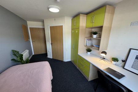1 bedroom in a flat share to rent - Photo 4