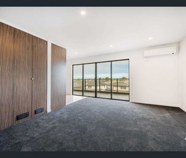 MODERN TOWNHOUSE – STYLE & CONVENIENCE - Photo 4