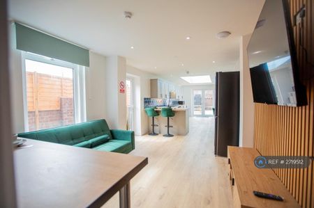 1 bedroom in a house share to rent - Photo 3