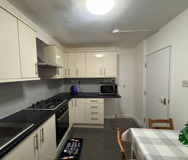 4 bedroom semi-detached house to rent - Photo 3