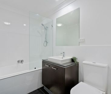 4 Bedroom Home - Walk to the Station! - Photo 3