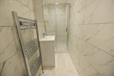 2 bedroom Flat in Flat 4, Leeds - Photo 5