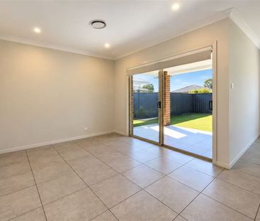 Spacious, Five Bedrooms & Excellent Location !!! - Photo 2