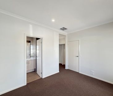 🏡 4-Bedroom House in Eynesbury - Photo 2