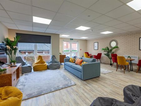 1 bedroom in a flat share to rent - Photo 2