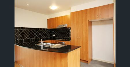 Bright & Spacious Two-Bedroom Apartment in Prime Location - Photo 4