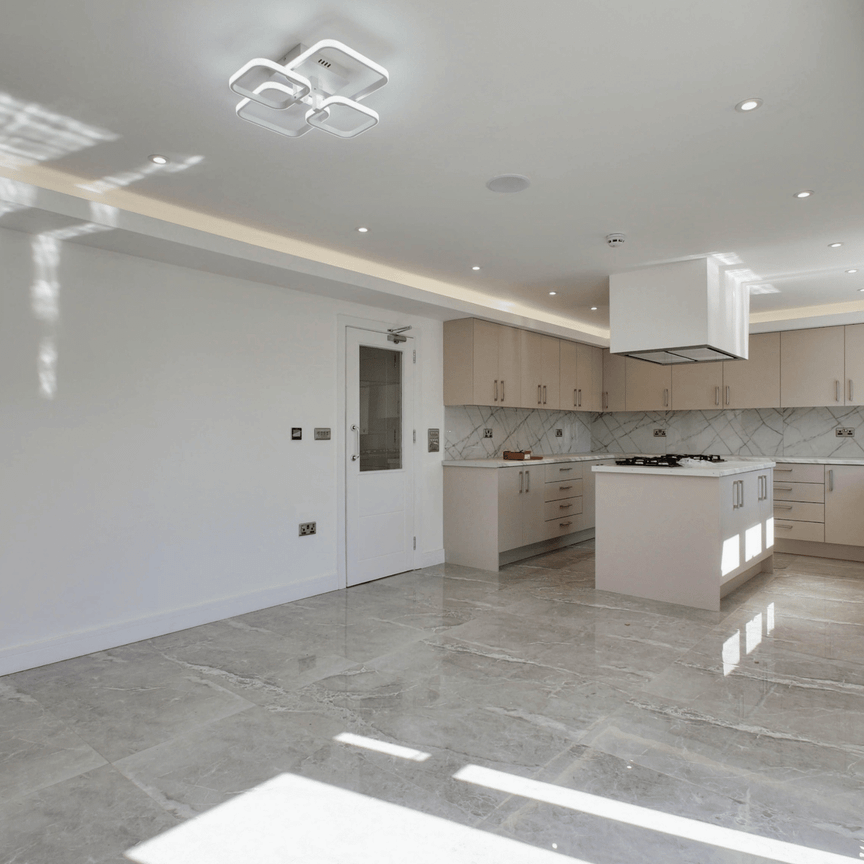 7 bed semi-detached house to rent in Langley Road, Slough, SL3 - Photo 1