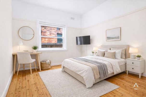 Very Spacious, Private, Character Filled Two (2) Bedroom Renovated Art Deco Apartment, Close To All Amenities - Photo 1