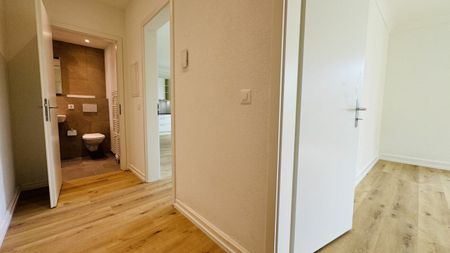 Wunderschöne neuwertige 2.5-Zimmerwohnung (w2) mit Balkon, eigener Waschmaschine, Kellerabteil (ohne Lift) - Photo 2
