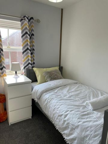 3 bedroom semi-detached house to rent - Photo 4