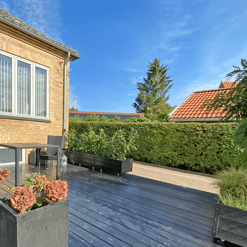 Lovely villa of 212 square metres with a beautiful garden in Brønshøj - Photo 1