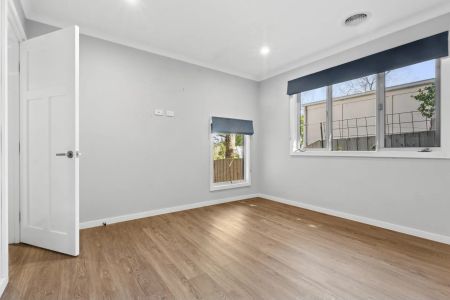 Charming Cottage Centrally located - Photo 5