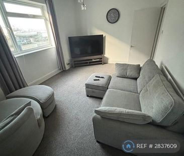1 bedroom in a flat share to rent - Photo 2