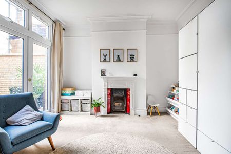 Spacious two bedroom ground floor flat with garden in the heart of East Sheen - Photo 3