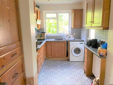 1 bedroom in a house share to rent - Photo 5