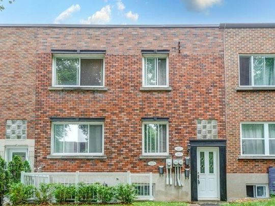 2447 Av. West Hill - Photo 1