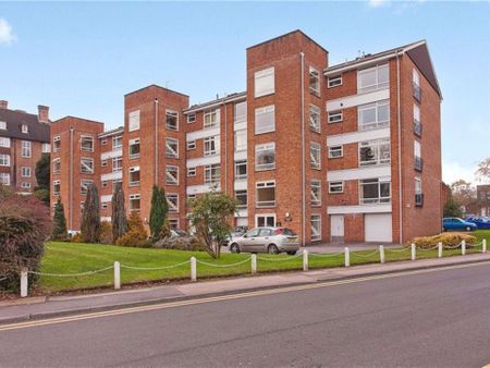 A third floor two bedroom apartment of generous proportions in a fantastic town centre location. - Photo 2