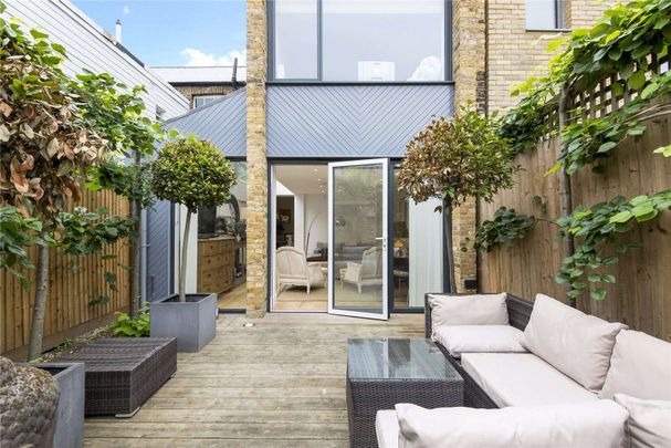 A beautiful family home set off of Bellevue Road at Wandsworth Common. - Photo 1