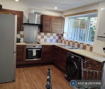 4 bedroom semi-detached house to rent - Photo 6
