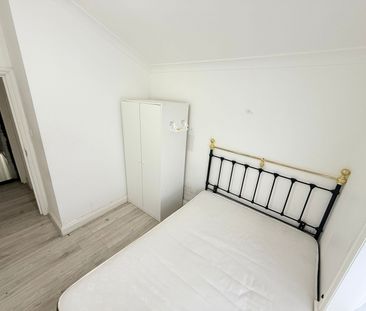 Medium size bedroom close to ilford station £750 pcm - Photo 2