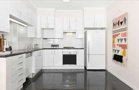 Beautiful 2 Bedroom Apartment in the Heart of Waterloo - Photo 5