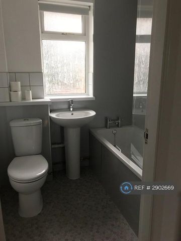 2 bedroom semi-detached house to rent - Photo 5