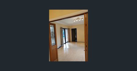 Spacious 5-Bed House with Pool in Sunnybank - Photo 4