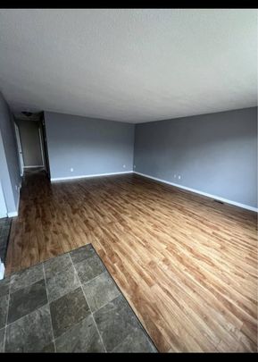 Spacious 2 bed 1 bath main floor suite - Photo 1