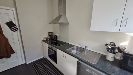 City Oasis: Stylish Apartment Retreat! - Photo 5