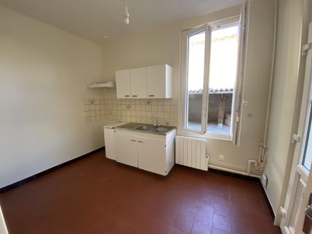 REF 52430 THOUARS Centre maison type 3 avec cour et préau - Photo 2