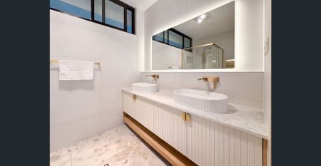 Stunning Near-New Luxury Residence in a Coveted Cul-de-sac - Photo 5