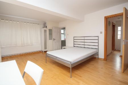3 bedroom flat to rent - Photo 5