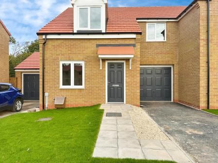 3 bedroom Semi-detached house To Let - Photo 2