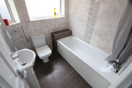 Camborne Way, Heston - Photo 3
