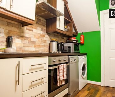 Room for rent in a 3-bedroom house in Oldbawn, Dublin - Photo 5