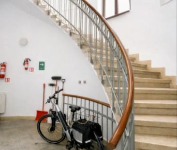 Prostorný byt 1+1 na náměstí - Фото 4