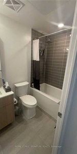 Yonge/Richmond Street-Stylish 1Bdrm+Den 1Bath 1Locker. - Photo 4