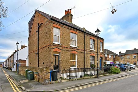 A newly refurbished and extended four bedroom home in the heart of Windsor Town. - Photo 4