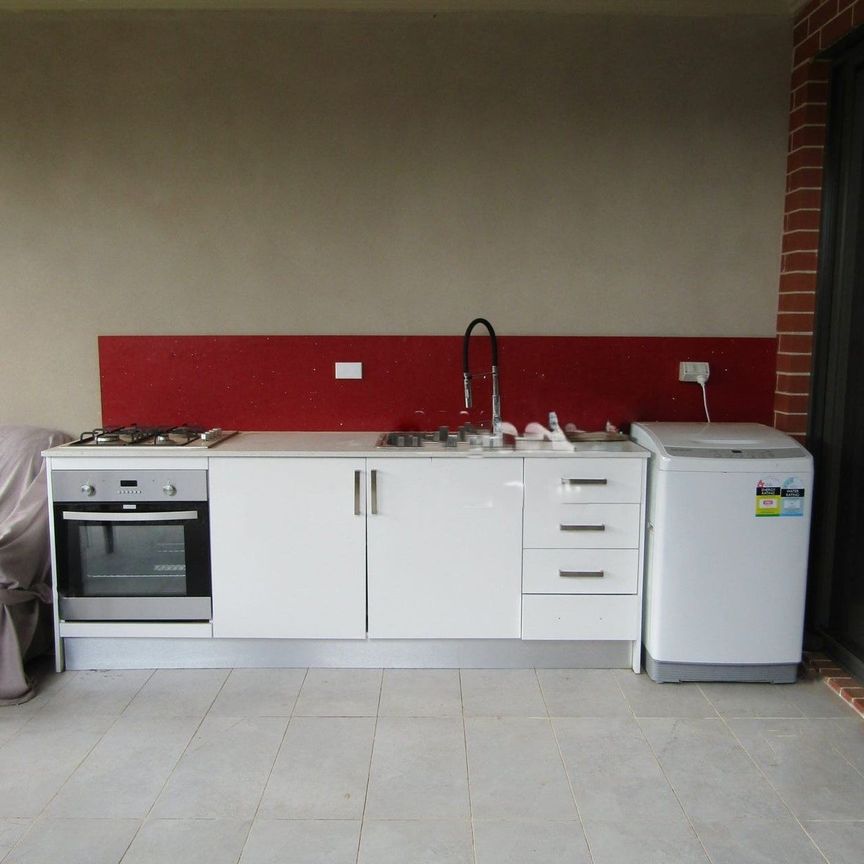 Stunning 5-Bedroom Family Home!! - Photo 1