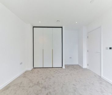 Bouchon Point, 7 Cendal Crescent, E1 - Photo 2