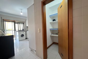 Fantástico Apartamento T2 Mobilado com Garagem e Arrumos