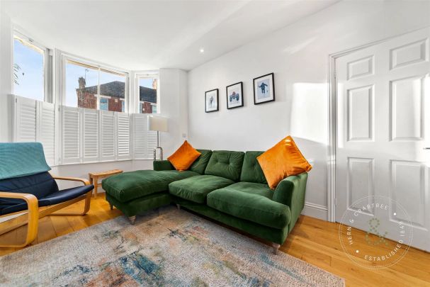 3 Bedroom House - Mid Terrace - Photo 1