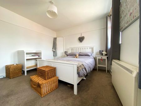 3 bedroom flat to rent - Photo 3
