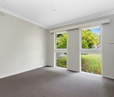 37 Lincoln Avenue, Mont Albert North VIC 3129 - House For Rent | Do... - Photo 3