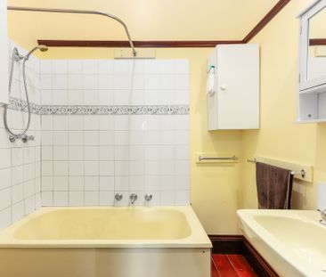 148 Atherton Road, Oakleigh VIC 3166 - House For Rent | Domain - Photo 3