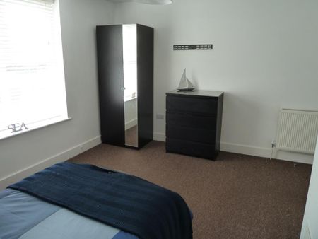 1 bedroom in a house share to rent - Photo 2