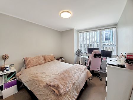 5 bedroom bungalow in Epsom - Photo 2